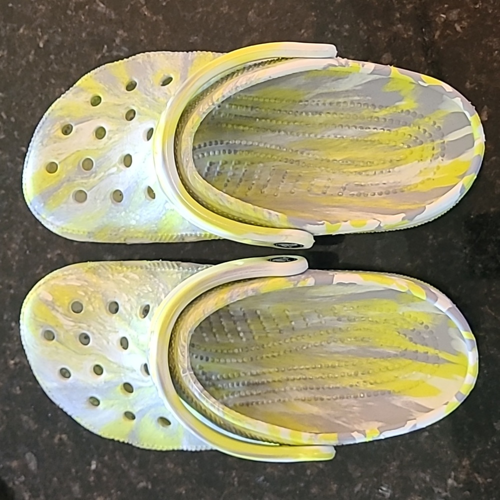 Crocs M5 W7 Yellow Silver and White NWOT